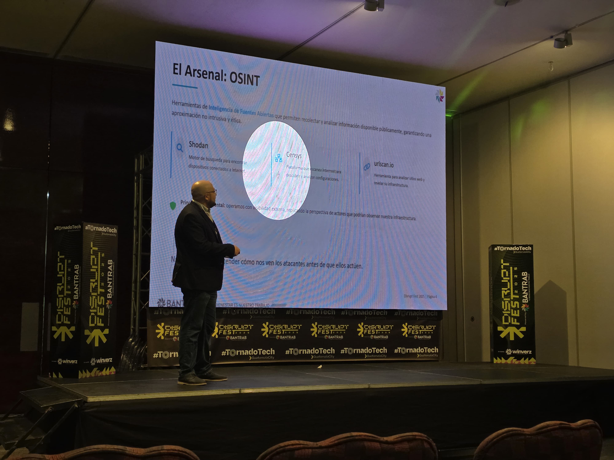 Presentación sobre OSINT durante Disrupt Fest 2025